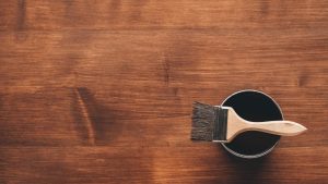 Rénover vos meubles en bois : comment le vernis transforme vos pièces ?