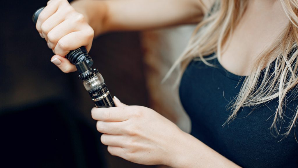 Maîtriser l’utilisation de la e-cigarette avec e-liquide : techniques et précautions à connaître