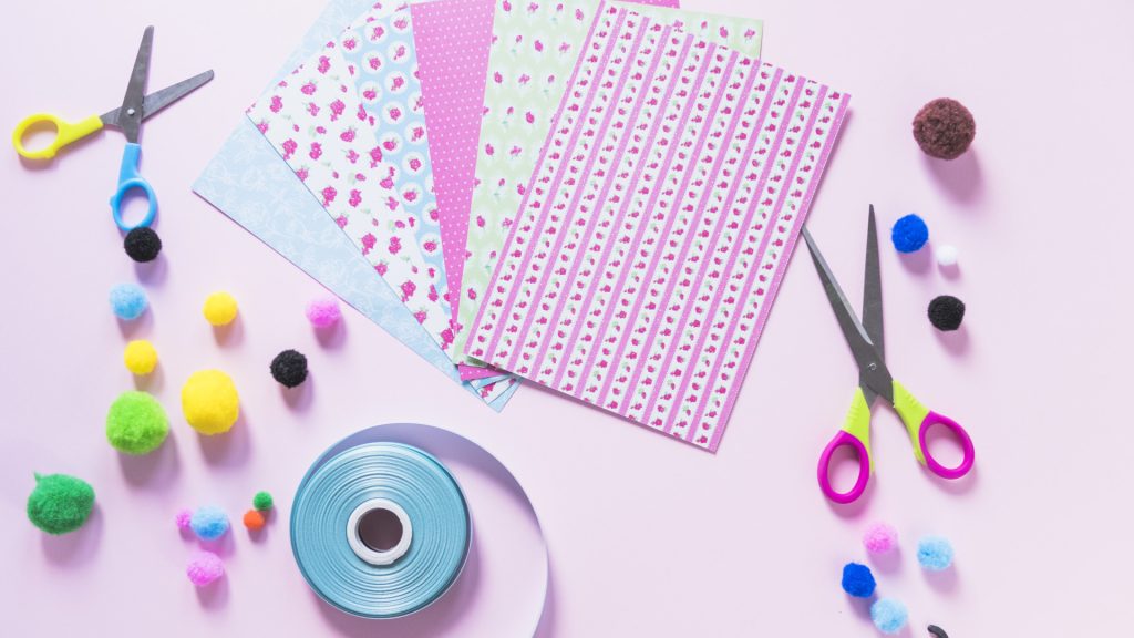 La pince à gaufrer, l'outil de finition qui change tout en scrapbooking